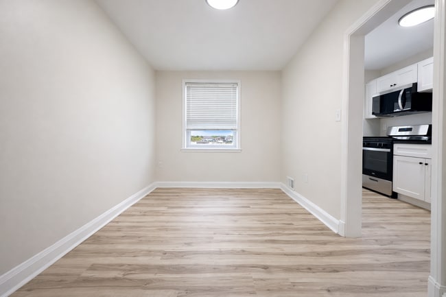 Building Photo - Three-Bedroom House in Dundalk