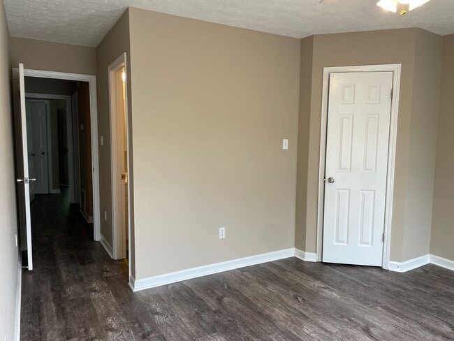 Building Photo - Beautiful 2 bed, 1 full, 2 half bath 2 sto...