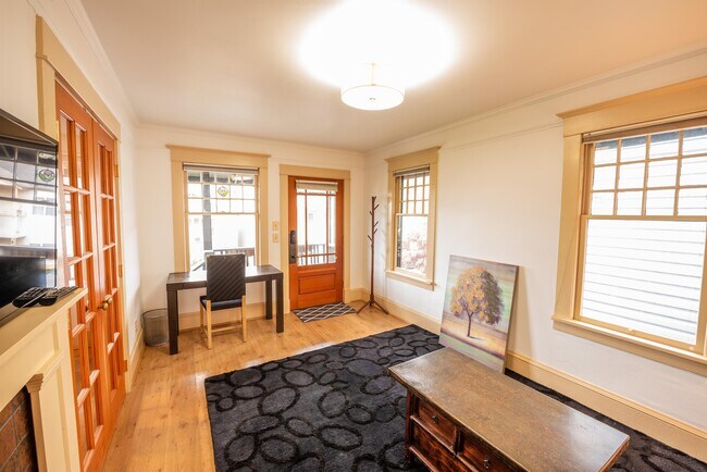 Building Photo - 1208 E Barclay Ct