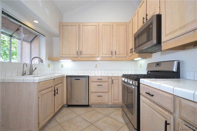 Building Photo - 2911 Country Club Dr