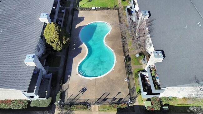 Building Photo - 9700 Leawood Blvd