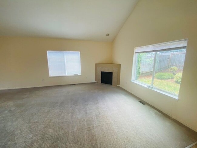 Building Photo - Charming and Spacious Home
