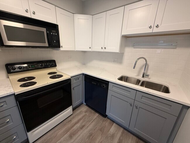 Building Photo - 744 W Gordon Terrace