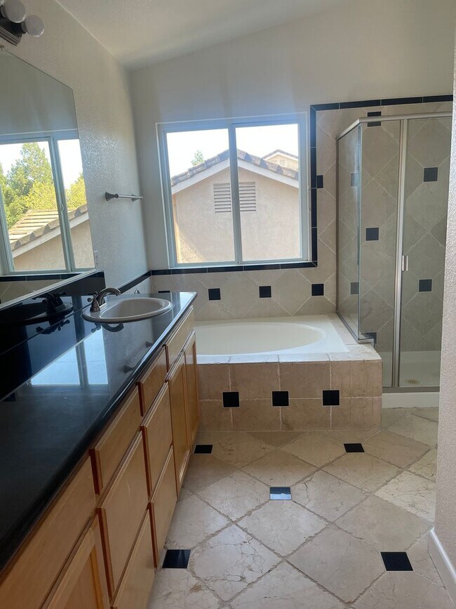 Building Photo - Beautiful 3-Bedroom Family Home in Desirable Northeast Stockton