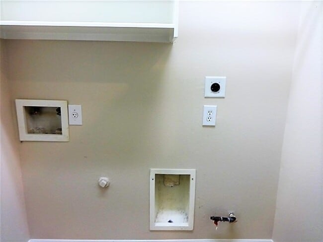 Building Photo - 2420 Avalon Trace Ln