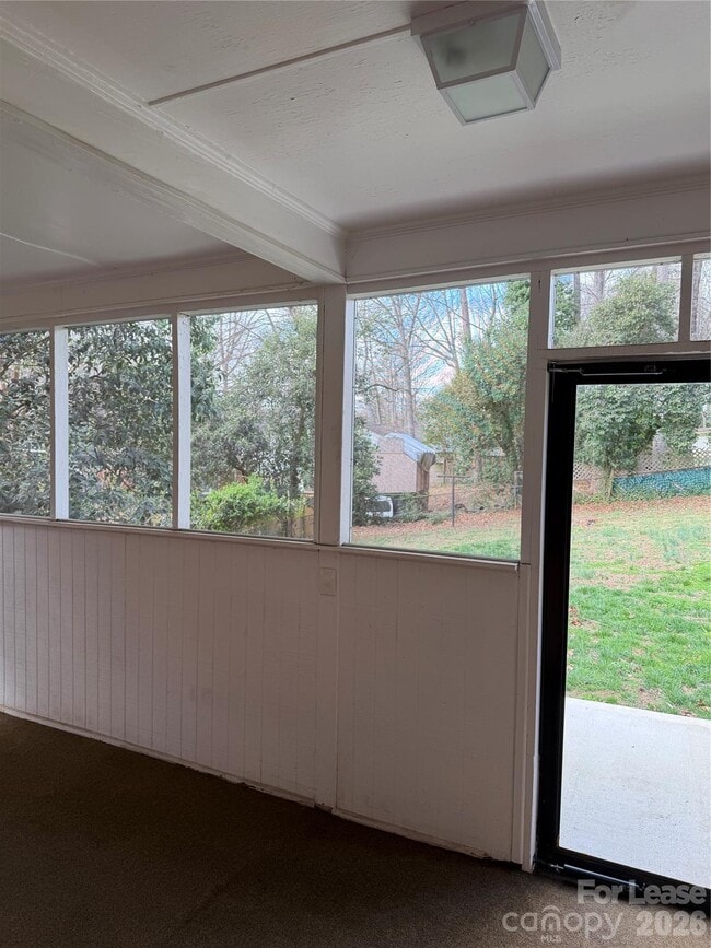 Building Photo - 943 Dudley Dr