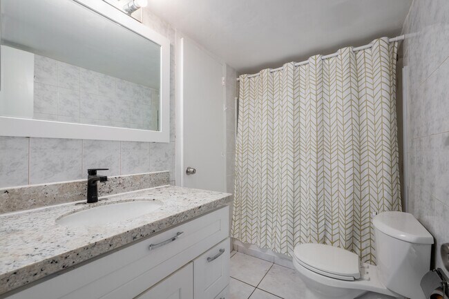 Building Photo - 2200 E Hallandale Beach Blvd