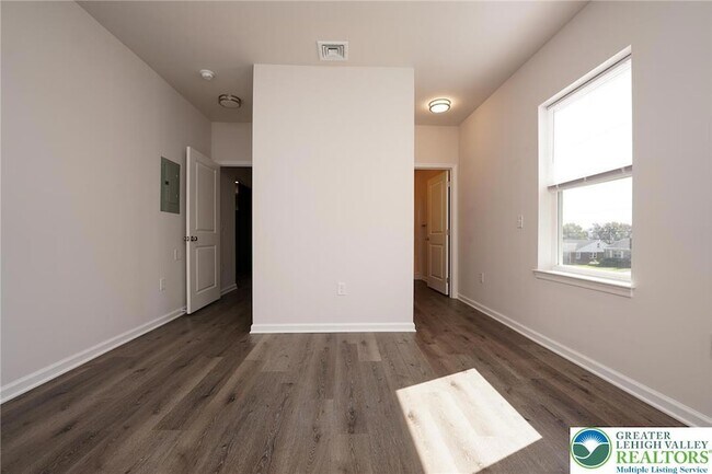 Building Photo - 1210 Eaton Ave