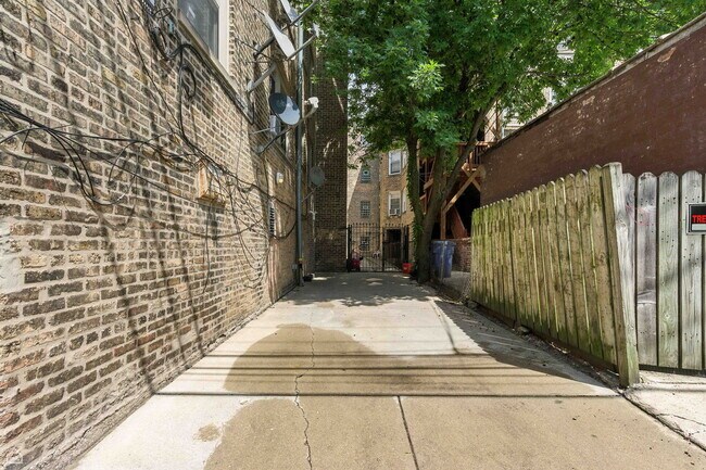 Building Photo - 2611 W Rosemont Ave