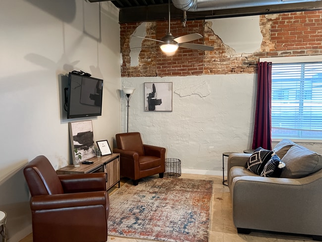 Building Photo - 225 S Main St