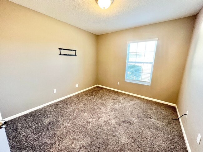 Building Photo - Spacious 4 bedrooms