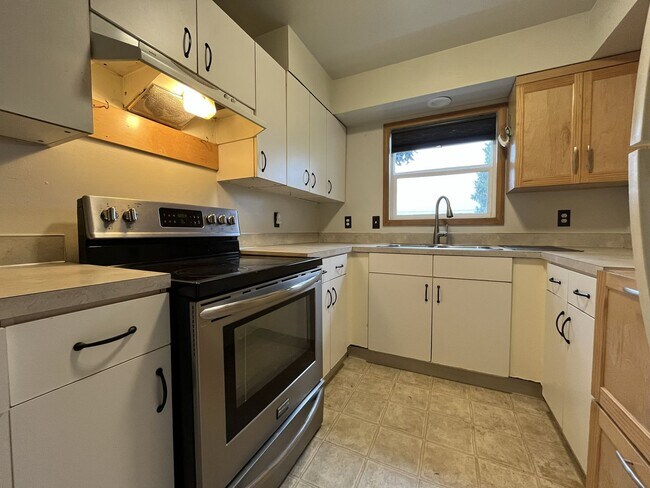 Building Photo - Cozy Portland Gem with Bright, Open Living...