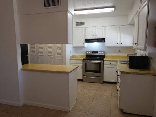 Building Photo - EXCELLENT VALUE ON THE PHOENIX/TEMPE BORDER!