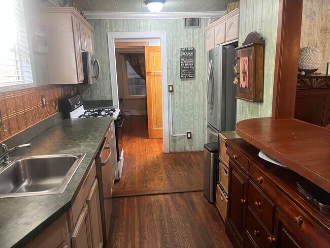 Building Photo - 1016 N E St