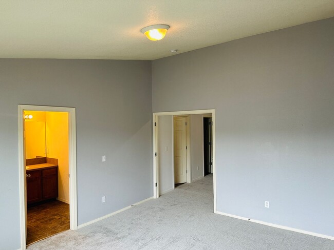 Building Photo - Charming and Updated Townhome in Convenien...