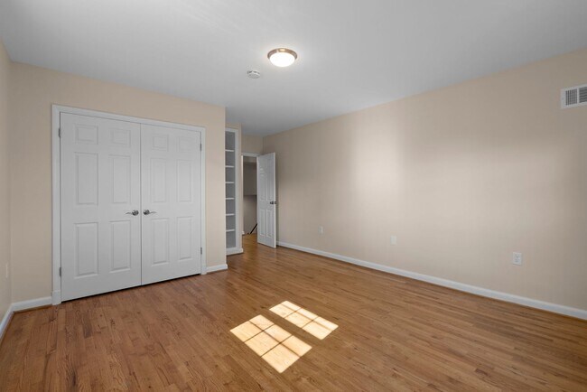 Building Photo - 3 Bed 2.5 Bath - Bethesda Split Level Single Family - Move In Ready