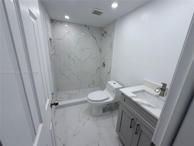 Building Photo - 9365 Fontainebleau Blvd