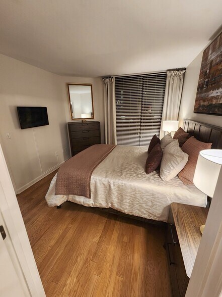 Building Photo - 3481 Lakeside Dr NE