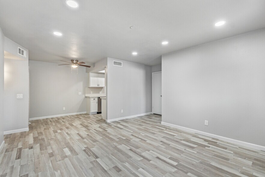 Living /Dining Area - 2937 E Beck Ln