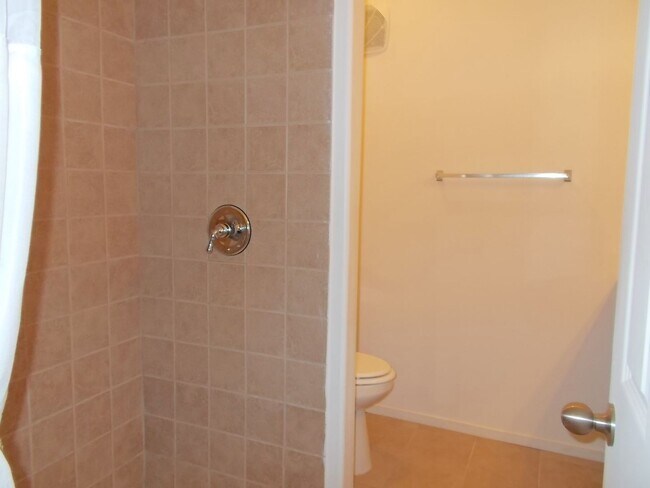 Building Photo - 3550 Bay Sands Dr