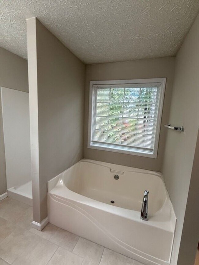 Building Photo - 4 Bedroom 3 Bath Specious Home