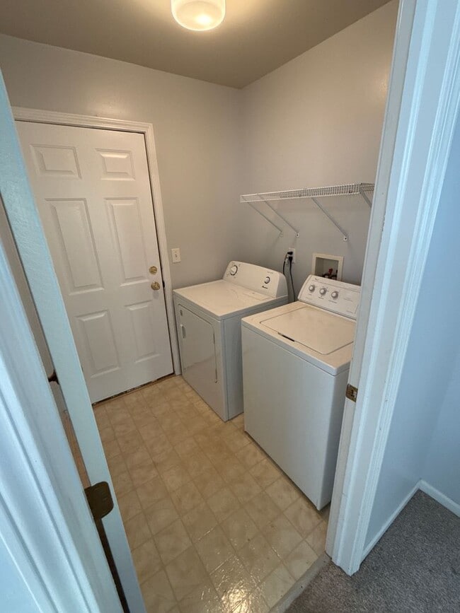 Building Photo - 3 Bed 2 Bath