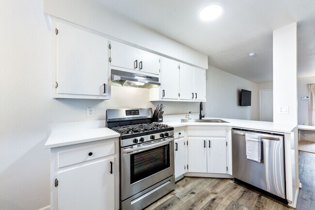 Brand New appliances - 203 W William Cannon Dr