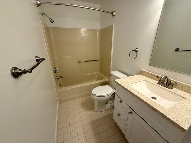 Building Photo - 495 Vincelette St
