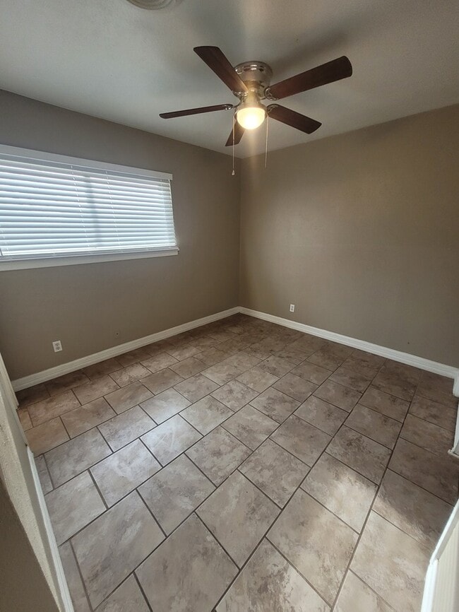 Building Photo - 3 bed 2 bath with large backyard!