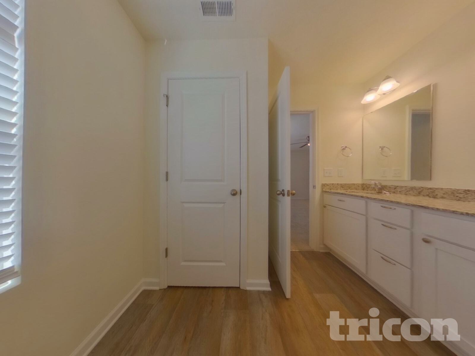 Building Photo - 1080 Crescent Moon Lp