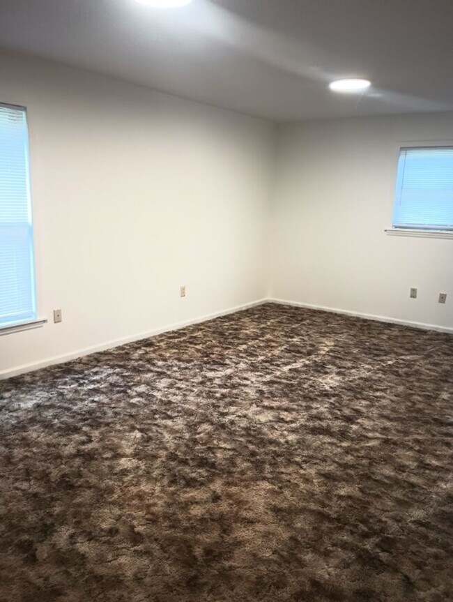 Building Photo - 121 Gould Dr