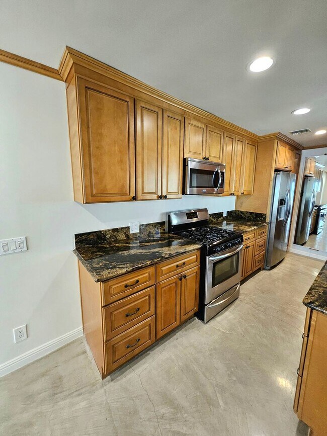 Building Photo - New Listing: Cozy 3-Bedroom, 3-Bathroom Ho...