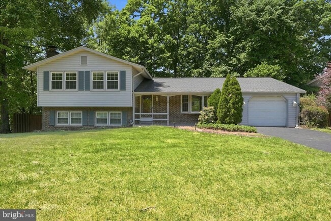 Building Photo - 8609 Woodview Dr