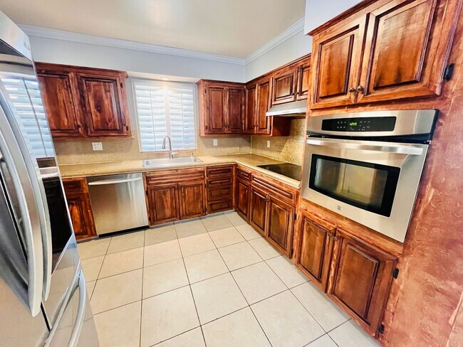 Building Photo - Beautiful 3 Bedroom 2 Bath Home with SOLAR...