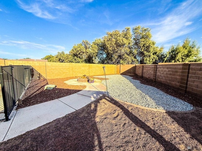 Building Photo - 2695 S Mimosa Ave