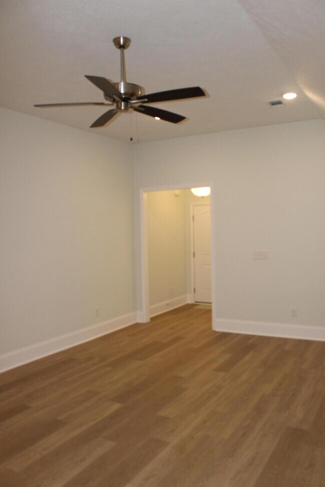 Building Photo - 921 Holbrook Dr