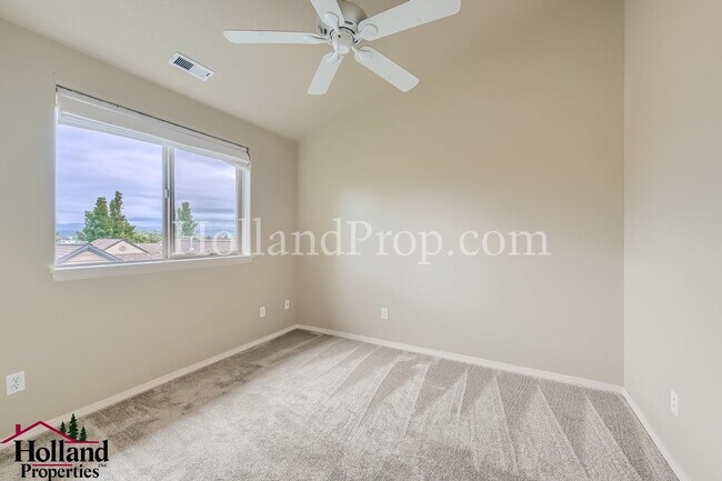 Building Photo - Spacious Townhome with A/C, Gas Fireplace & Water/Sewer Included!