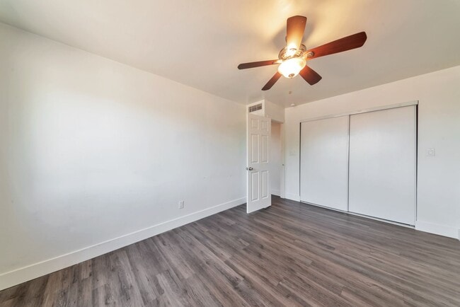 Building Photo - 1735 E La Jolla Dr