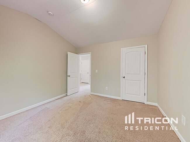 Building Photo - 347 Hawthorn Dr