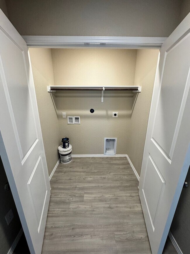 Building Photo - Move-In Ready Modern Home with Open Layout...