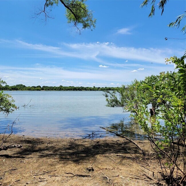 Building Photo - Beautiful, spacious 3B/2B home near the lake