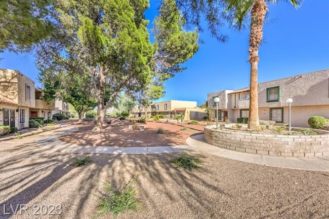 Building Photo - Upgraded Townhome with 2 car garage