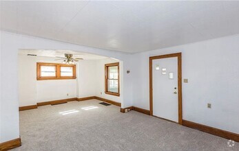 Building Photo - Spacious Single 3 Bedroom Home