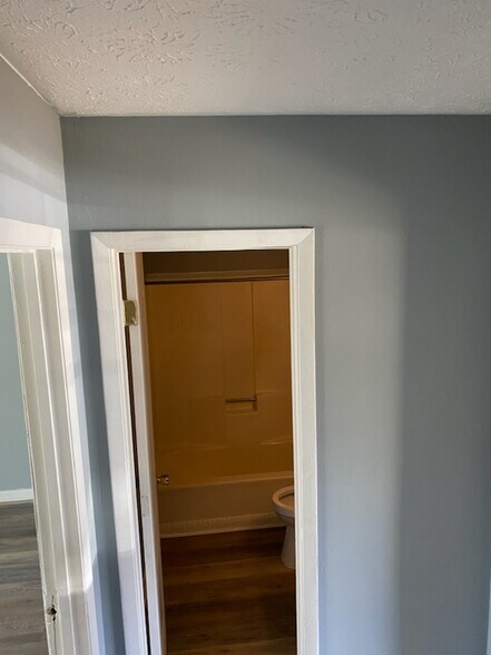 Bathroom - 191 Smokerise Ct