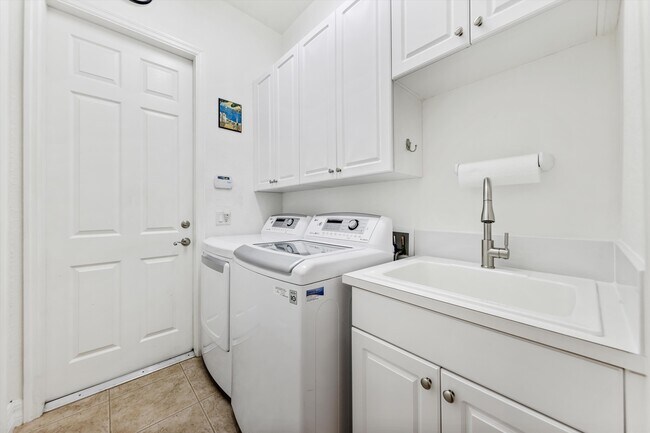 Building Photo - 3219 SW 7th Ln