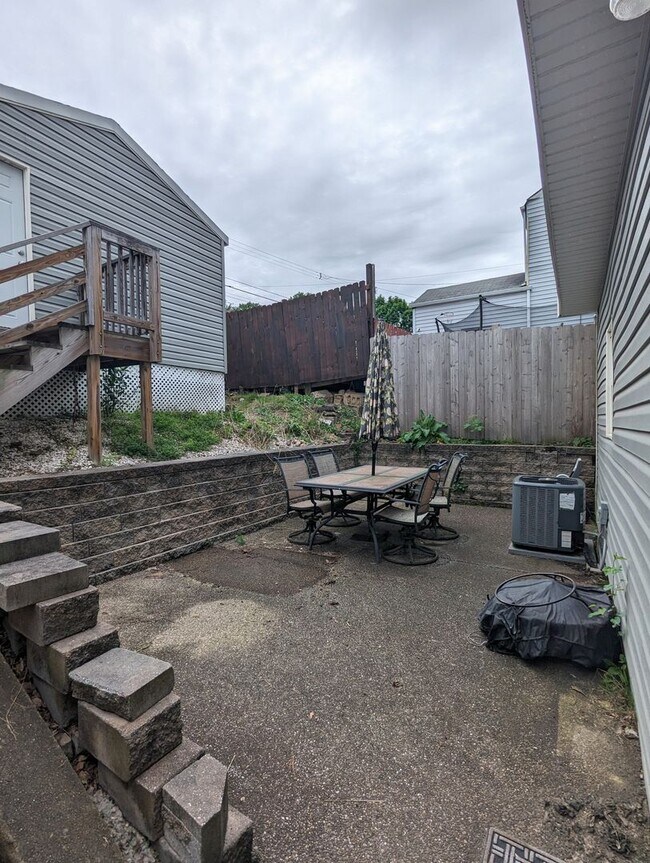 Building Photo - Spacious 3 bedroom 2.5 Bathroom Single Family Home (Mt Washington)