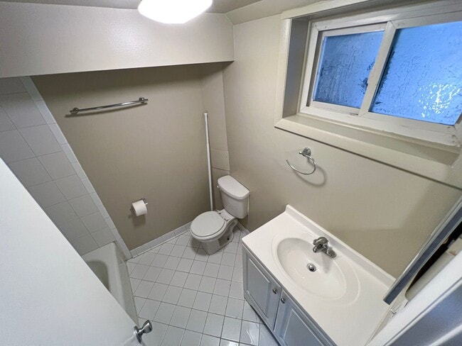 Building Photo - Charming 2 Bed 2 Bath Brick Townhome With A Fully Fenced Yard In Beautiful Foxcroft Heights