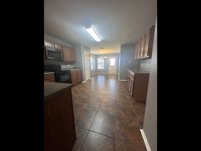 Building Photo - Great Floor Plan ~ Great Location ~ Lots o...