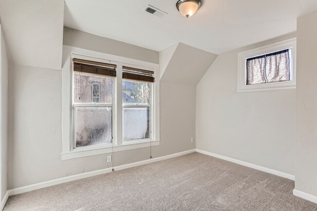 Building Photo - Stunning 4 bedroom, 4 bathroom home near Sloan's Lake!