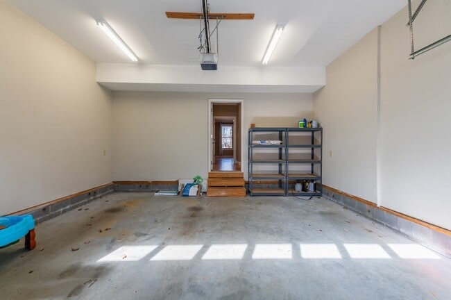 Building Photo - 211 Spicewood Dr